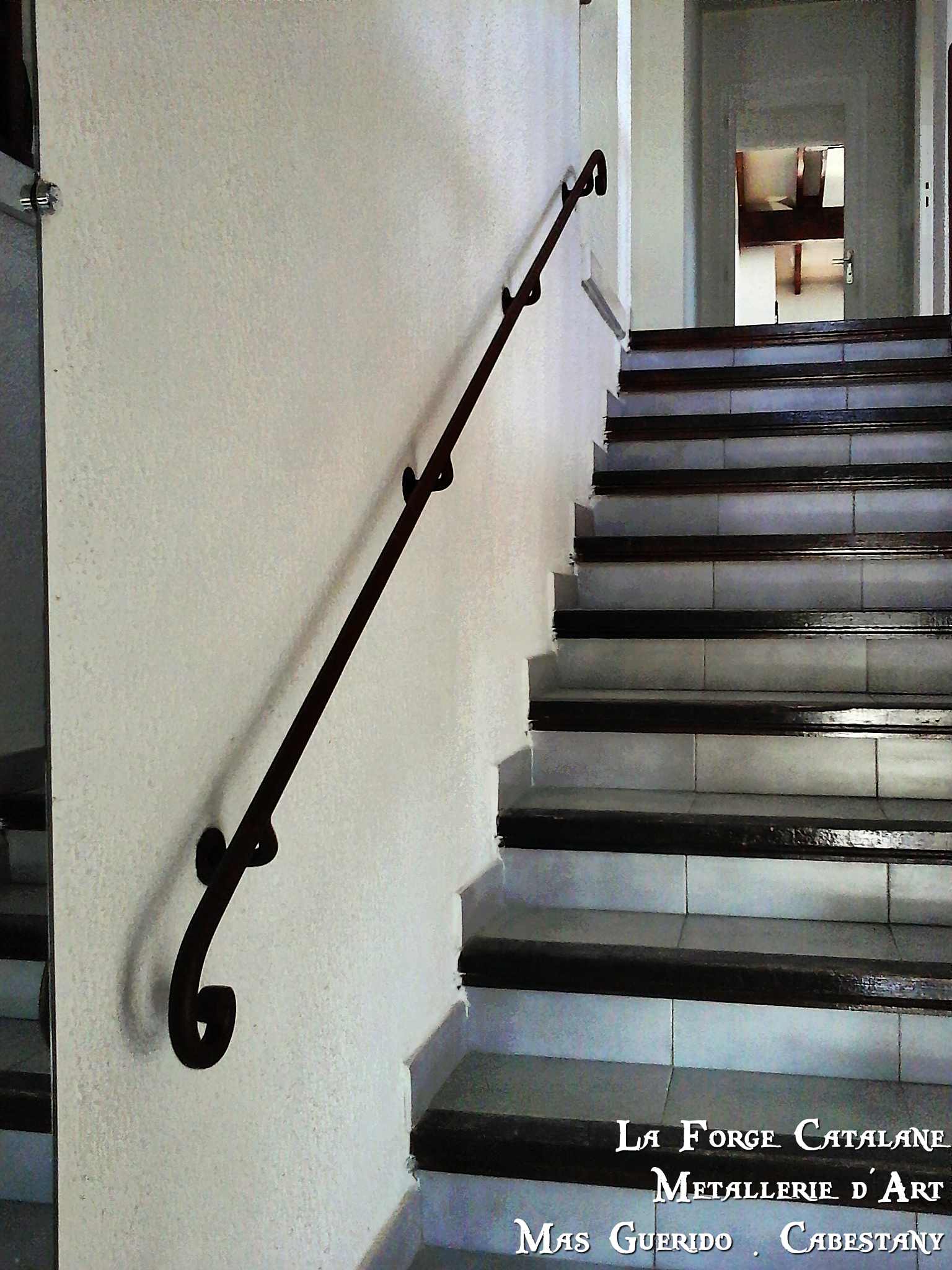 main courante en rond plein avec crosse volutes forge catalane.jpg